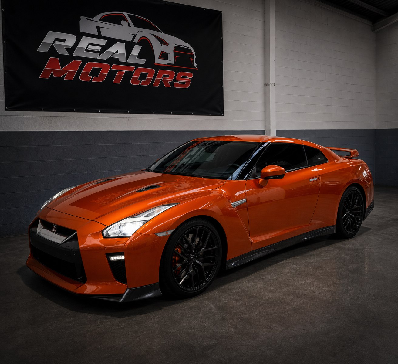 Nissan GT-R naranja en el taller Real Motors con estilo fotográfico premium